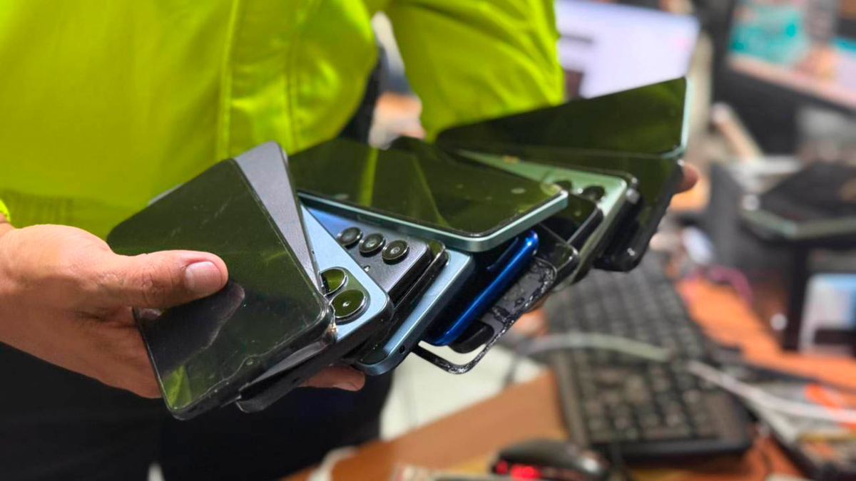 150 celulares robados y una bodega clandestina: el operativo relámpago que desmanteló una red de receptación en el centro comercial Ópera de Medellín