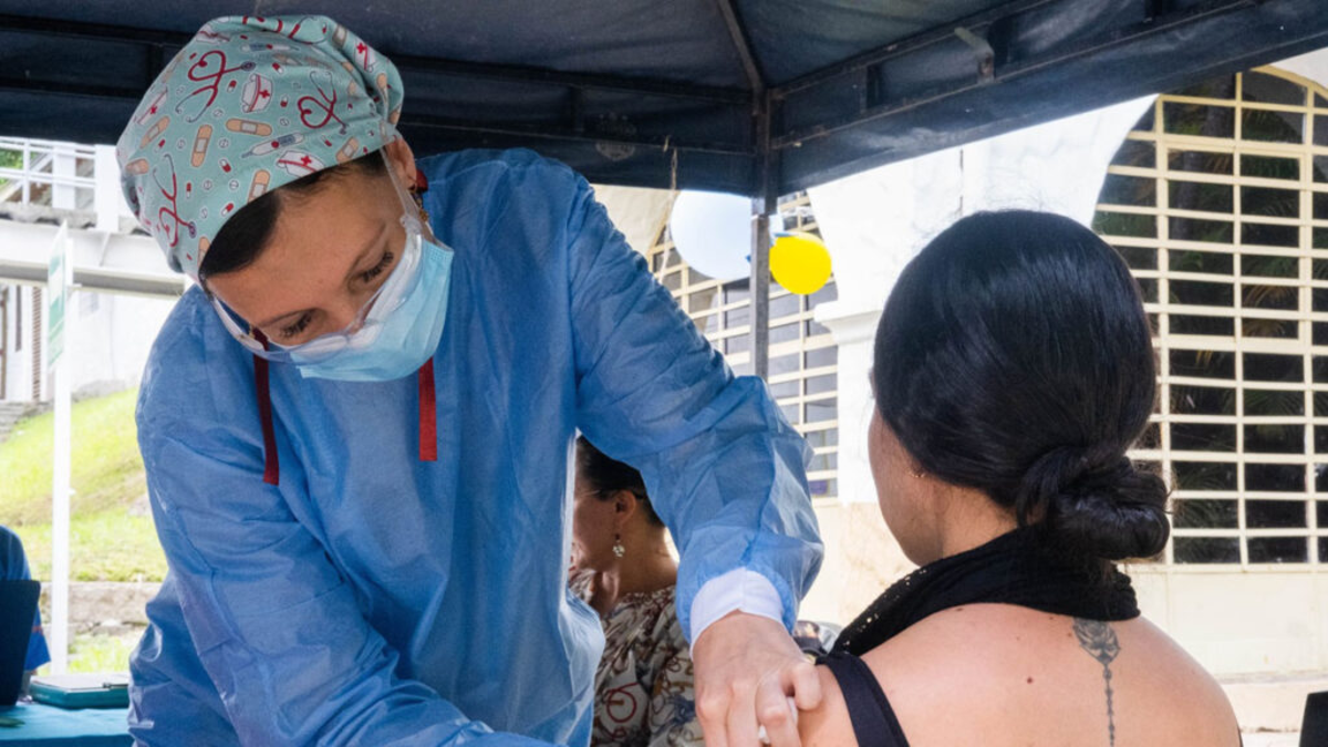 25.594 hospitalizaciones en 2025: la lección que Medellín no puede ignorar mientras las infecciones respiratorias crecen un 14 % en 2026