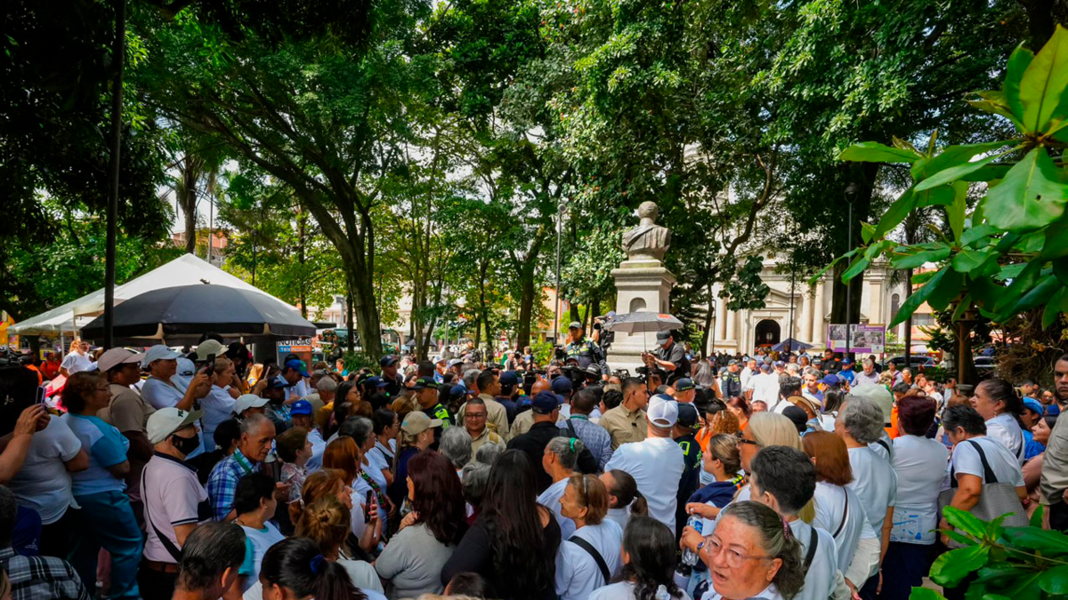 Sembrar un metro, cosechar una ciudad: la apuesta de Medellín por crecer desde lo pequeño sin perder de vista lo grande