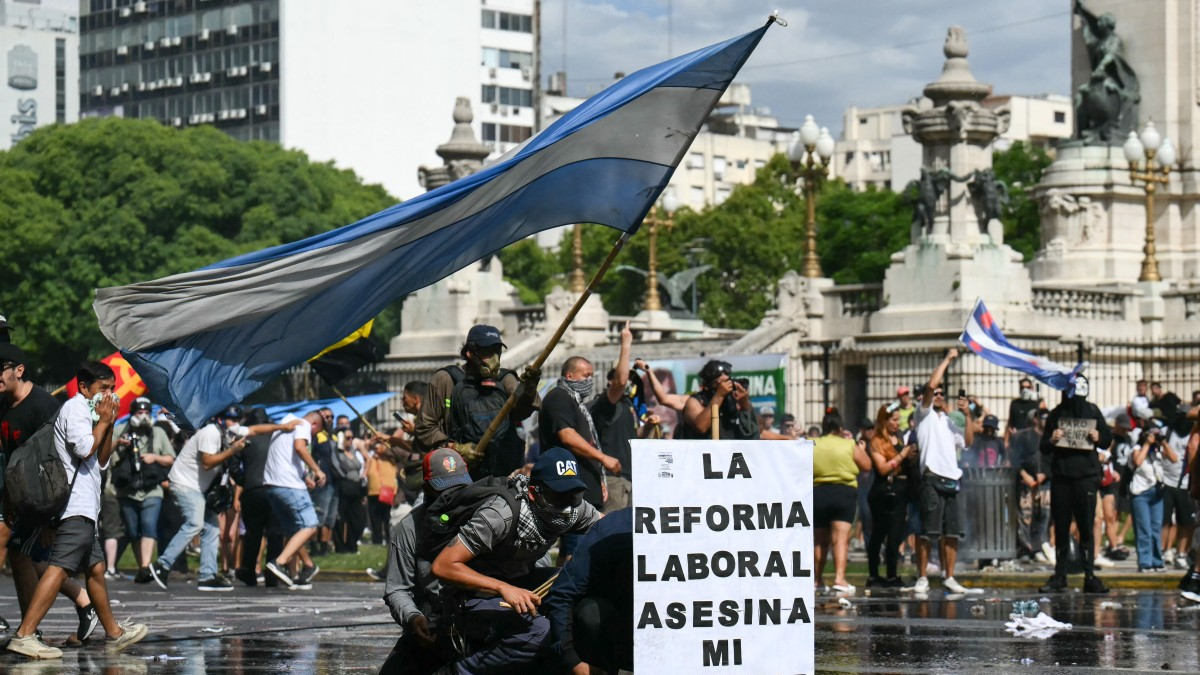 La principal central obrera argentina convoca a una huelga general para oponerse a la reforma laboral de Javier Milei
