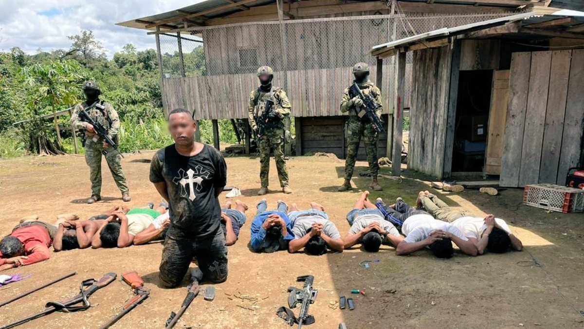 Ecuador detiene a alias 'Camilo', cabecilla de las disidencias de las Farc, y a otros 9 integrantes, cerca de la frontera con Colombia