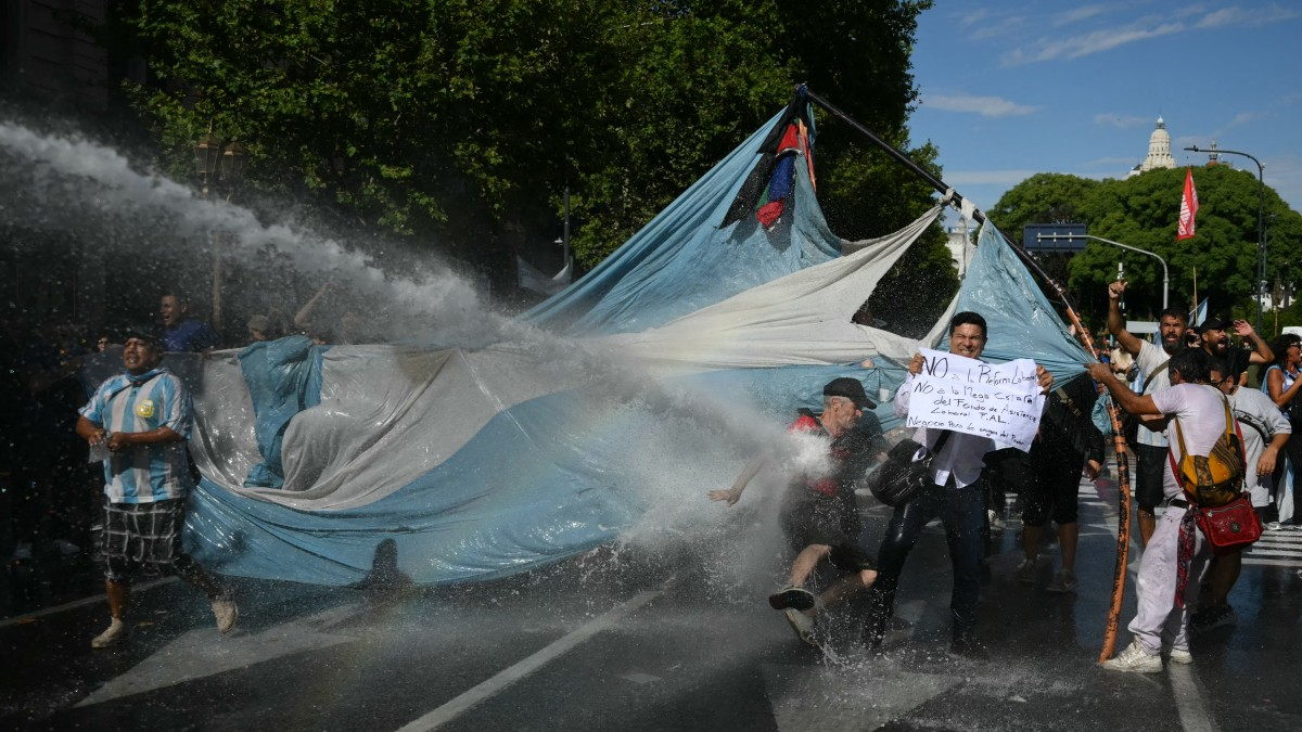 Choques entre policías y manifestantes en Argentina en medio de la huelga contra la reforma laboral promovida por Javier Milei