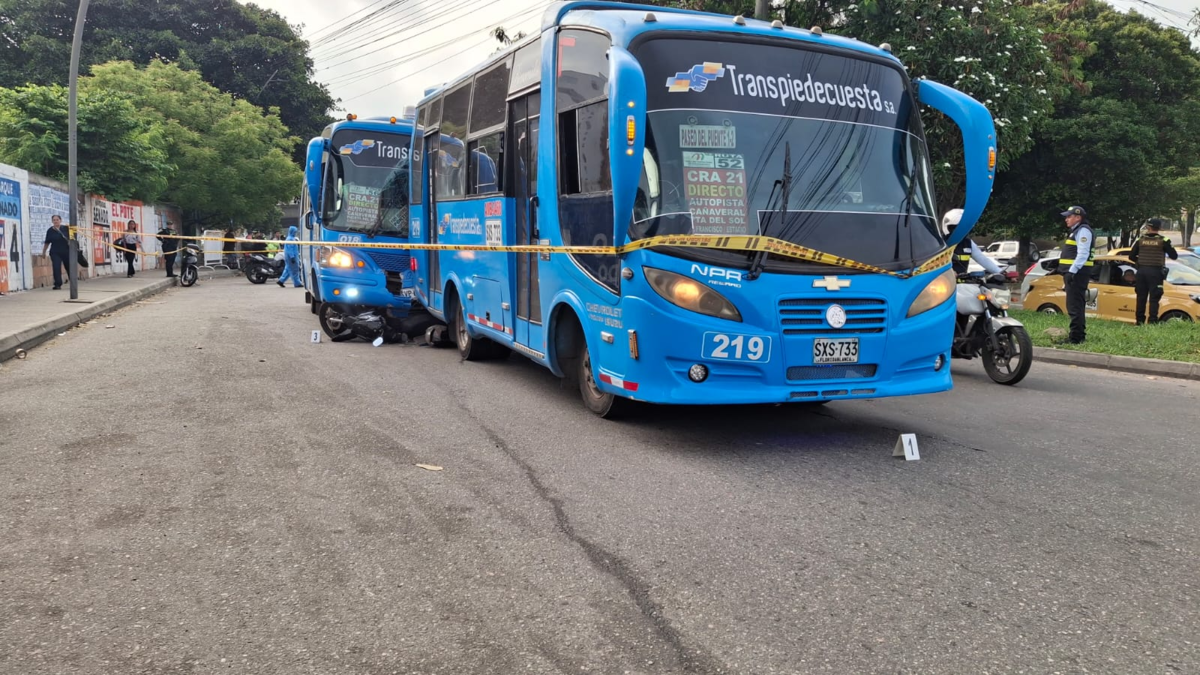 Fatal accidente en Floridablanca tiene paralizada la ciudad: adolescente murió tras quedar entre dos buses cuando iba con su mamá en moto