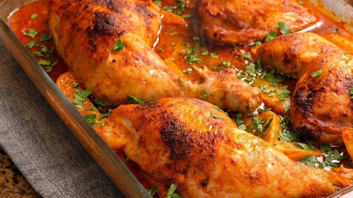 Pollo al horno jugoso, dorado y listo en una hora: la receta casera que se prepara casi sola