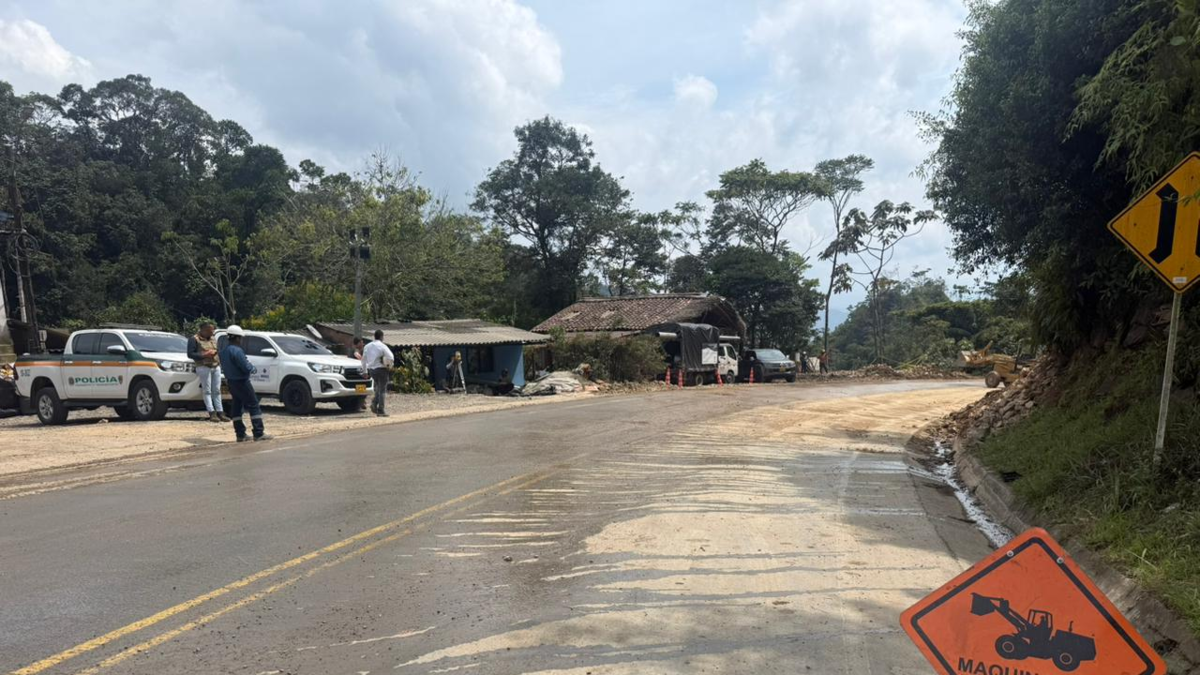 Se restablece el paso en la vía Medellín–Bogotá: habilitan tránsito controlado en el sector de San Luis