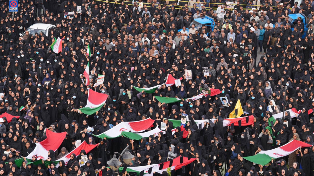 Así se ven desde el aire las tumbas que están cavando en Irán para los niños muertos tras ataque a una escuela primaria en Minab