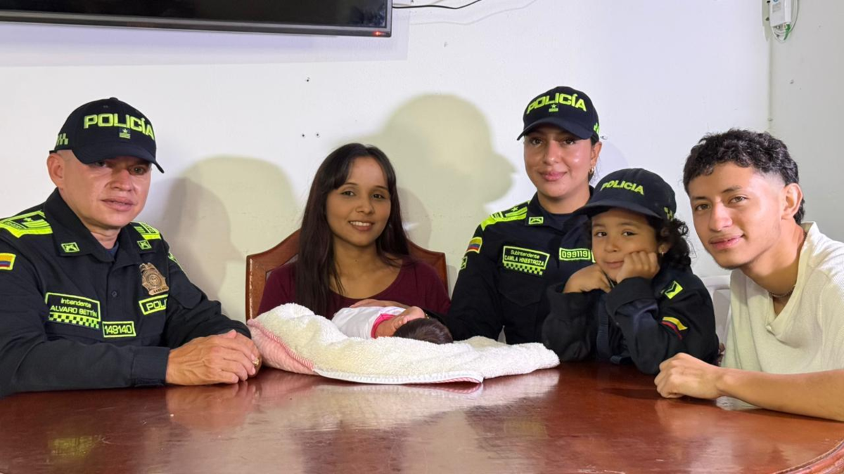 En video | El angustiante parto en el centro de Medellín que terminó en final feliz gracias a la Policía: 'Pensé que no llegaríamos'