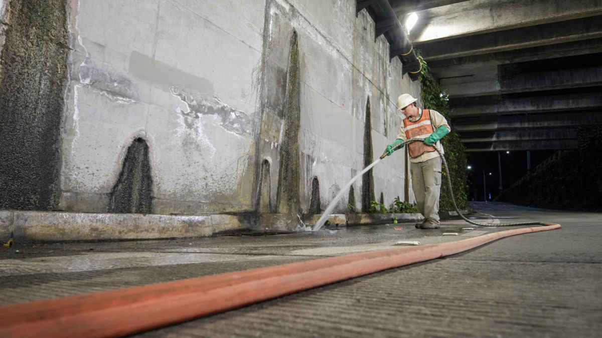 Detrás de cada sumidero limpio hay una historia de prevención: así trabaja Medellín para que el agua fluya y la ciudad siga en movimiento
