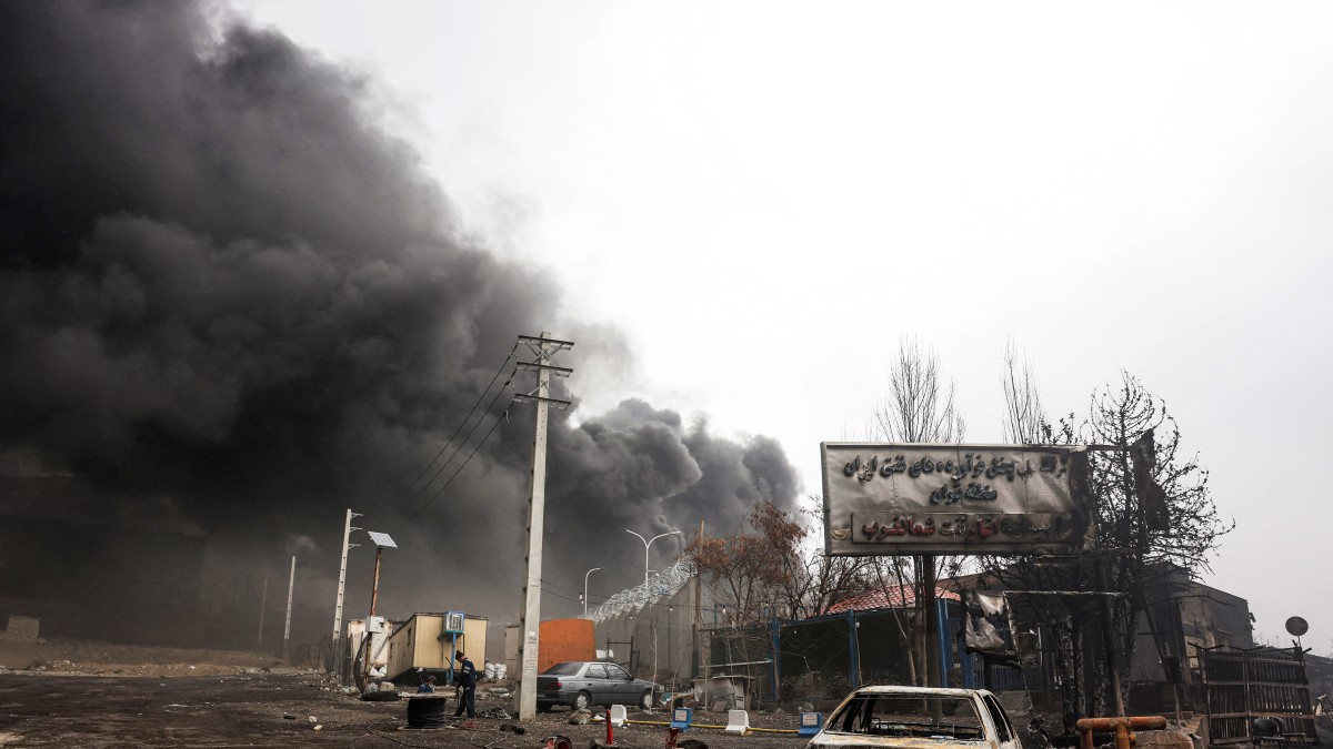  Bombardeos a depósitos de petróleo sumergen a Teherán, la capital de Irán, en una nube...