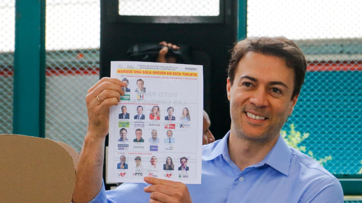 'Mafias y maquinarias han intentado sacarnos del camino': las palabras de Daniel Quintero, precandidato del Frente por la Vida, tras votar en Medellín