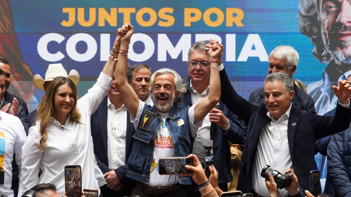 En inscripción de candidatura de Paloma Valencia, expresidente Álvaro Uribe respalda a Juan Daniel Oviedo como 'vice': 'Aprendí a apreciarlo'