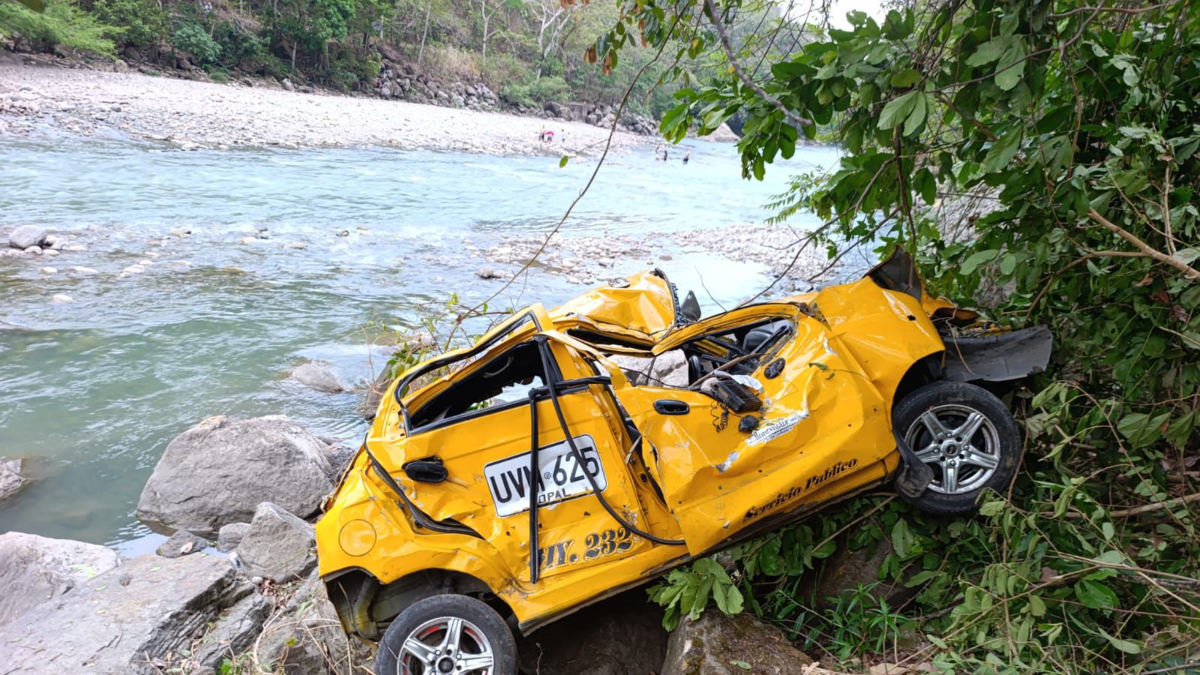 Taxista cayó 80 metros a un abismo y sobrevivió: la historia del conductor que quedó entre hierros tras brutal accidente en Yopal y fue rescatado