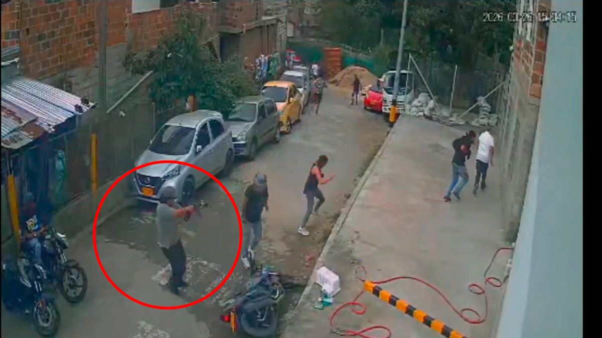 Pánico en Medellín: video capta el momento exacto de letal ataque con fusil que dejó dos muertos en el barrio La Toscana