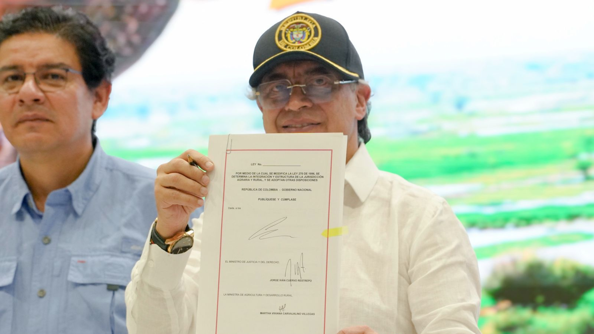 Ante campesinos afectados por inundaciones en Cereté (Córdoba), el Presidente Petro sancionó la Ley Estatutaria para la Jurisdicción Agraria