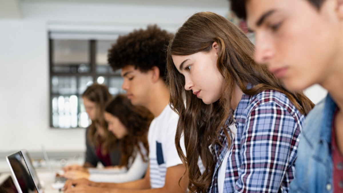 Regiones abren convocatoria para 100 becas de doctorado: una apuesta por descentralizar el conocimiento