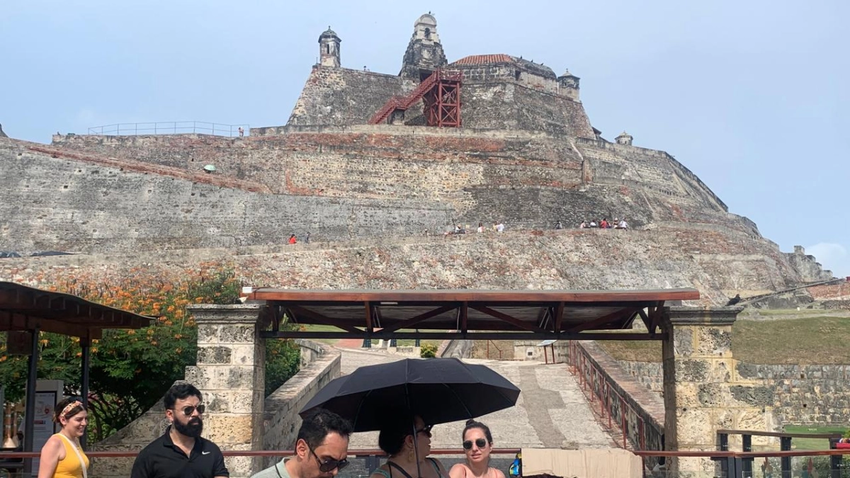 En Cartagena buscan a taxista que escapó con el equipaje de un turista italiano tras una parada frente al Castillo de San Felipe