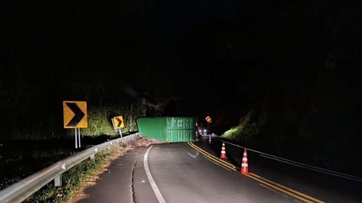 Paso restringido en la vía Pereira–Manizales por volcamiento de tractocamión en la noche de este lunes 6 de abril: conductor resultó herido