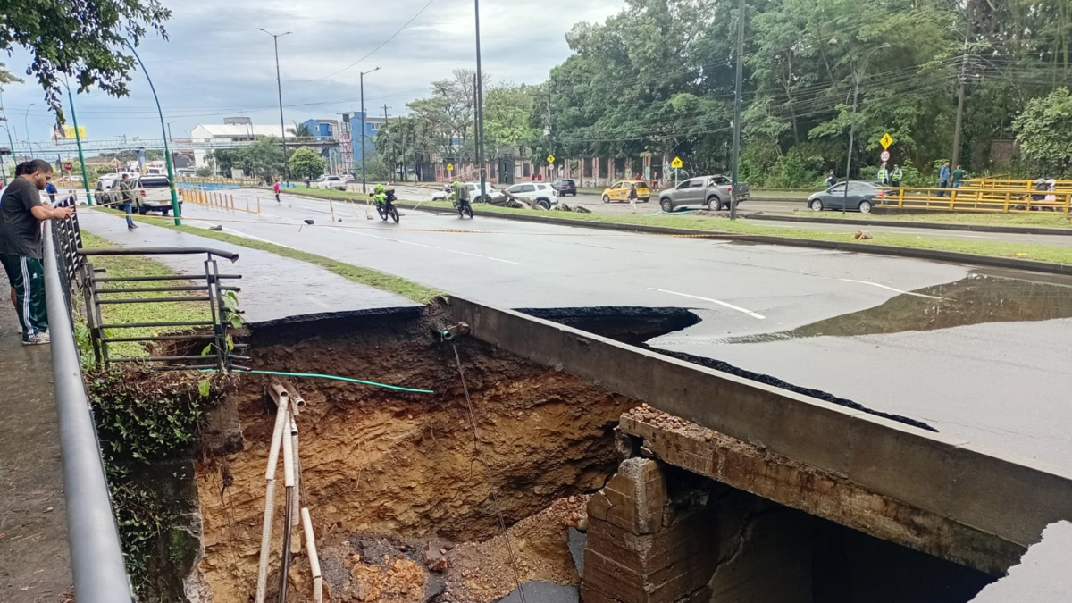 Cráter gigante tras colapso de puente en Villavicencio: grietas en minutos hundieron la vía; es el tercer fallo estructural en menos de dos años
