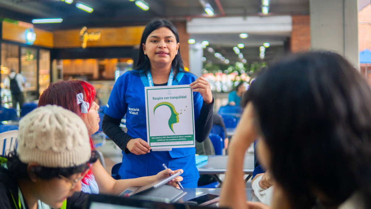 Ni humo ni aerosoles: Medellín busca blindar a los jóvenes de la 'epidemia' del cigarrillo electrónico