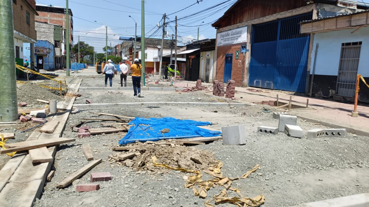 Video viral revela imprudencia al volante: así un vehículo particular dañó bordillos, pavimentos y cerramientos en obra del Obrero, centro de Cali