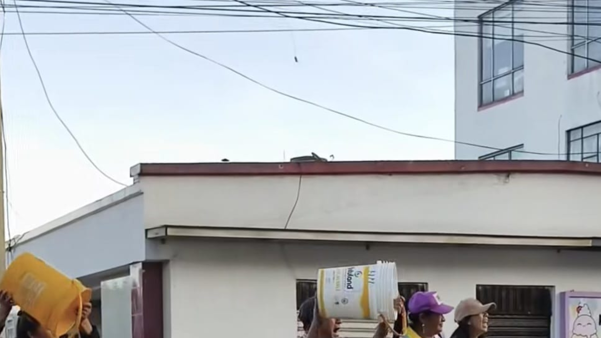 Con baldes vacíos, los habitantes de Ipiales, Nariño, recibieron al presidente Gustavo Petro y le reclamaron por la falta de agua