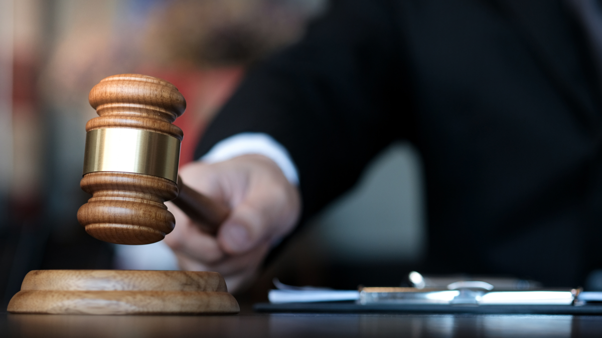 Español adopta legalmente a hombre de 32 años que crió desde niño: 'La familia no es solo sangre'