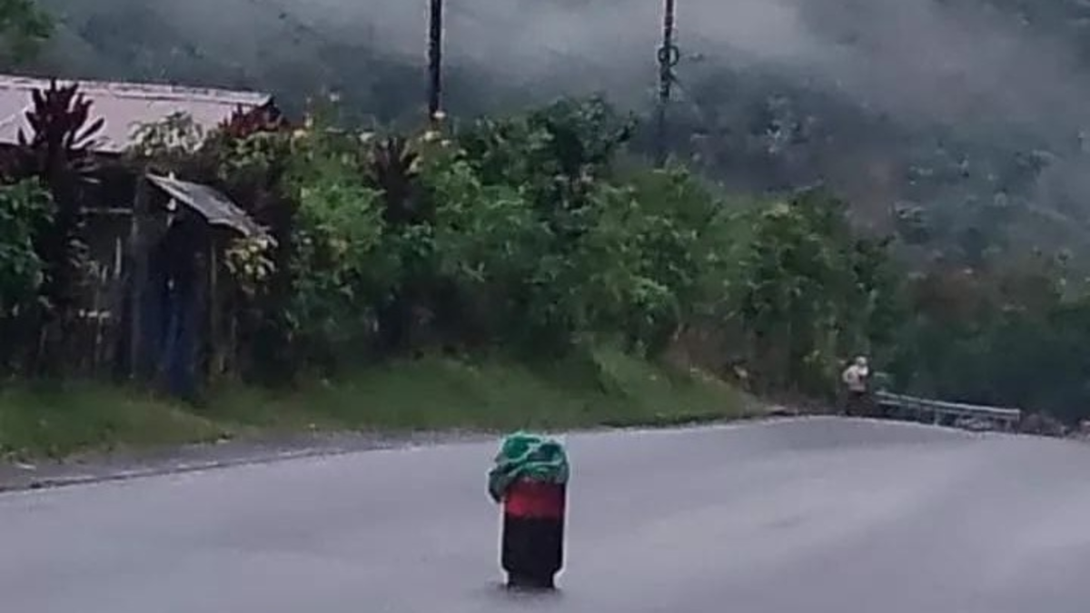 Un cilindro bomba impide la movilidad en la vía al mar de Nariño desde la madrugada: hay temor en las comunidades vecinas