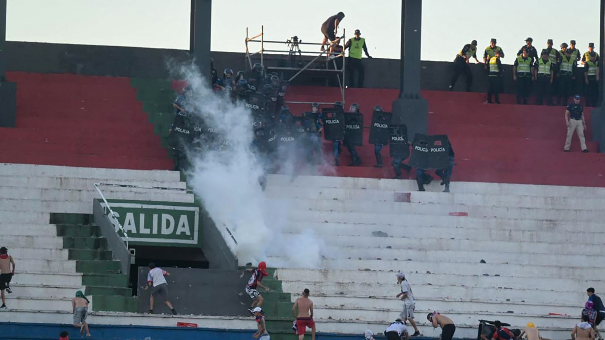Video | Violencia en el fútbol de Paraguay: heridos y más de un centenar de detenidos en clásico entre Cerro Porteño y Olimpia