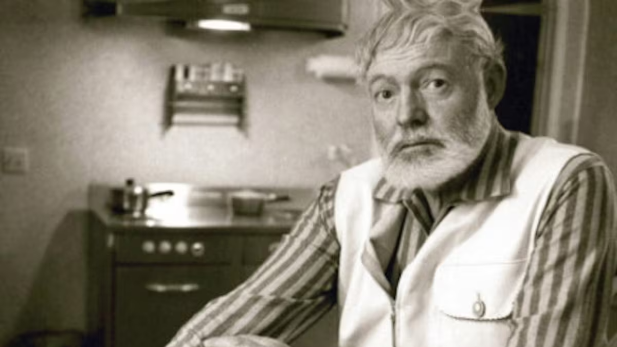 Ernest Hemingway: 'Se necesitan dos años para aprender a hablar y 60 para aprender a callar'