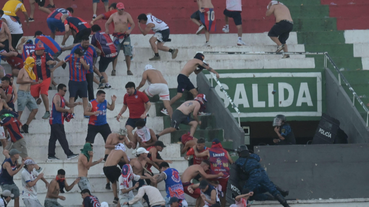 Video | Policía da parte de la impresionante batalla campal entre hinchas de Cerro Porteño, que se liaron a golpes con las autoridades