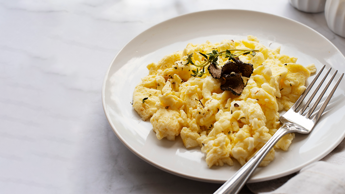 Con leche y sin aceite de oliva: la receta definitiva para lograr unos huevos revueltos esponjosos