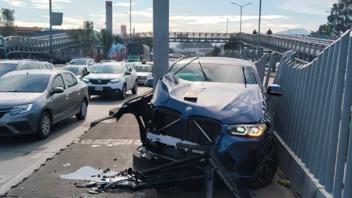 Fuerte choque de carro contra poste colapsa la movilidad en la Autosur, a la altura de la carrera 66 en Bosa
