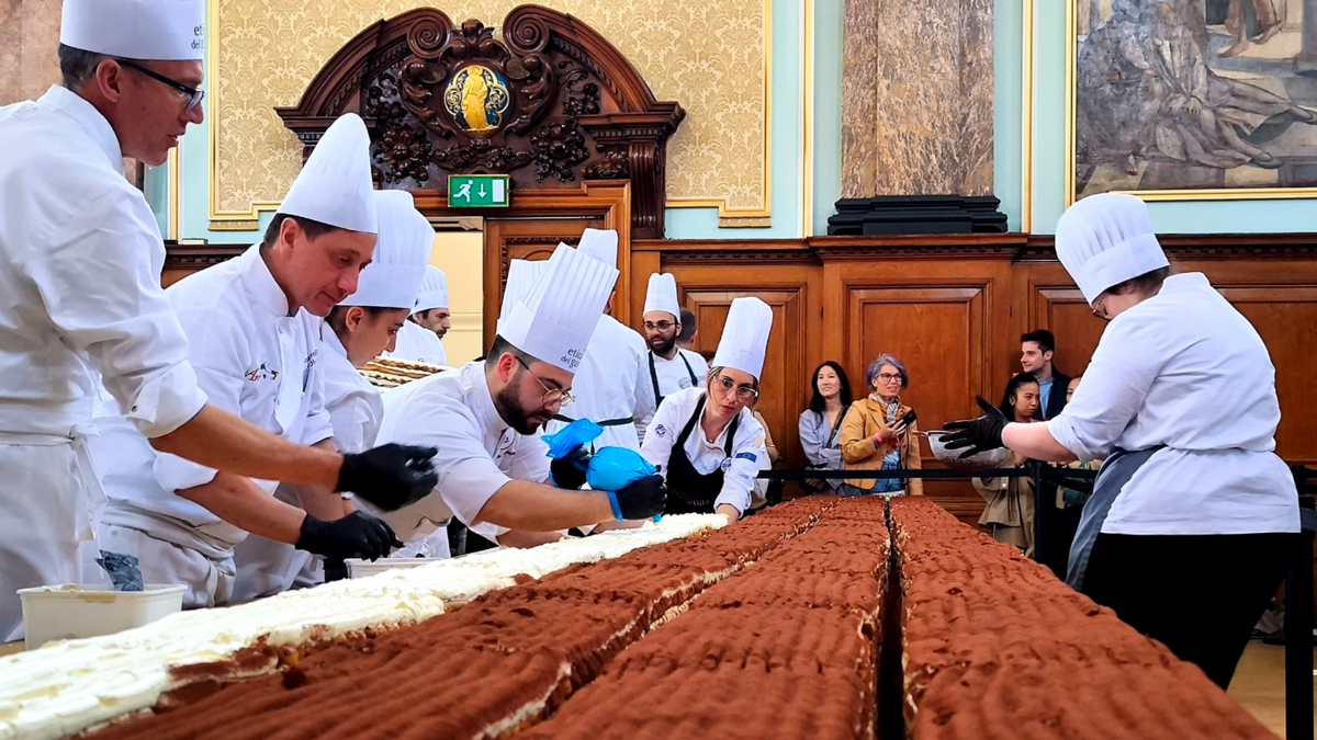 Otorgan a un tiramisú de 440,58 metros un nuevo récord Guinness como el postre más largo del mundo