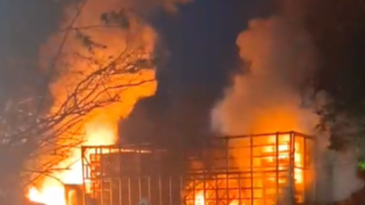 Atribuyen quema de un camión con pollos en un puente de la zona rural de Jamundí, Valle, a la disidencia 'Jaime Martínez' de 'Iván Mordisco'