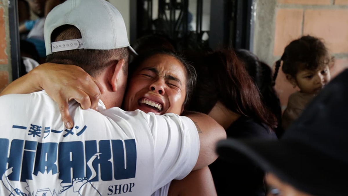Entre velas y silencio, Cajibío despidió a las víctimas por el atentado perpetrado por disidencias de las Farc en la vía Panamericana