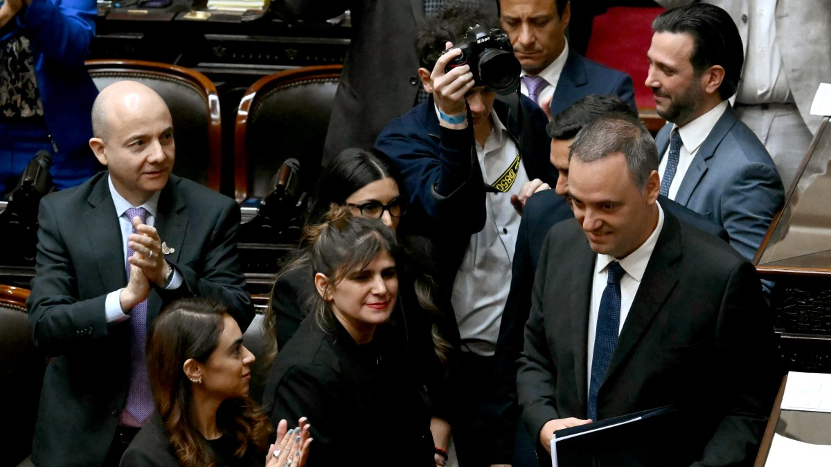  Jefe de Gabinete de Javier Milei, denunciado por corrupción y enriquecimiento ilícito, responde ante el...