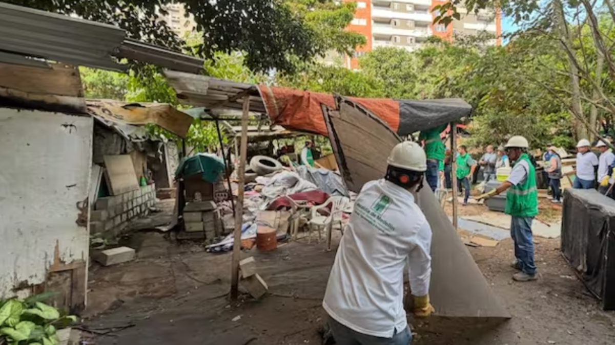Operativo en Medellín: derriban 10 construcciones ilegales en zona de alto riesgo en el occidente de la ciudad
