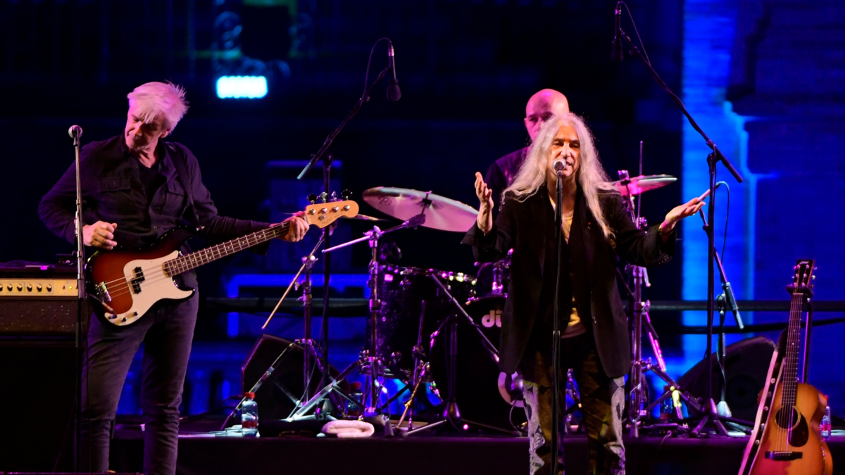 Patti Smith y su aventura al pasar de ser la madrina del punk a una guerrera del arte y la gratitud
