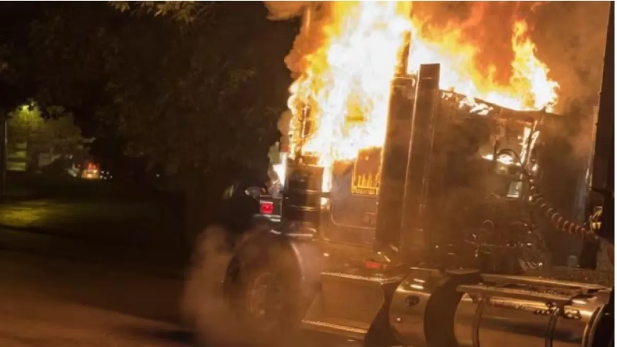 El Eln incineró un bus y dos camiones e instaló un explosivo en la vía entre Medellín y costa Caribe: así está el paso por este corredor vial