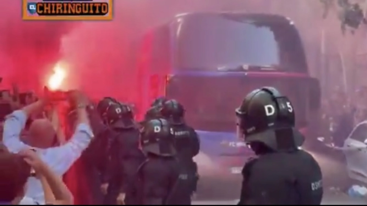 Video | Hinchas del Barcelona apedrean el bus de su propio equipo por equivocación, pensando que era el del Real Madrid