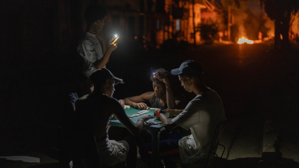 Cuba recupera la red eléctrica tras el quinto apagón nacional del año en la isla; más de 9 millones de personas estuvieron sin luz por 20 horas