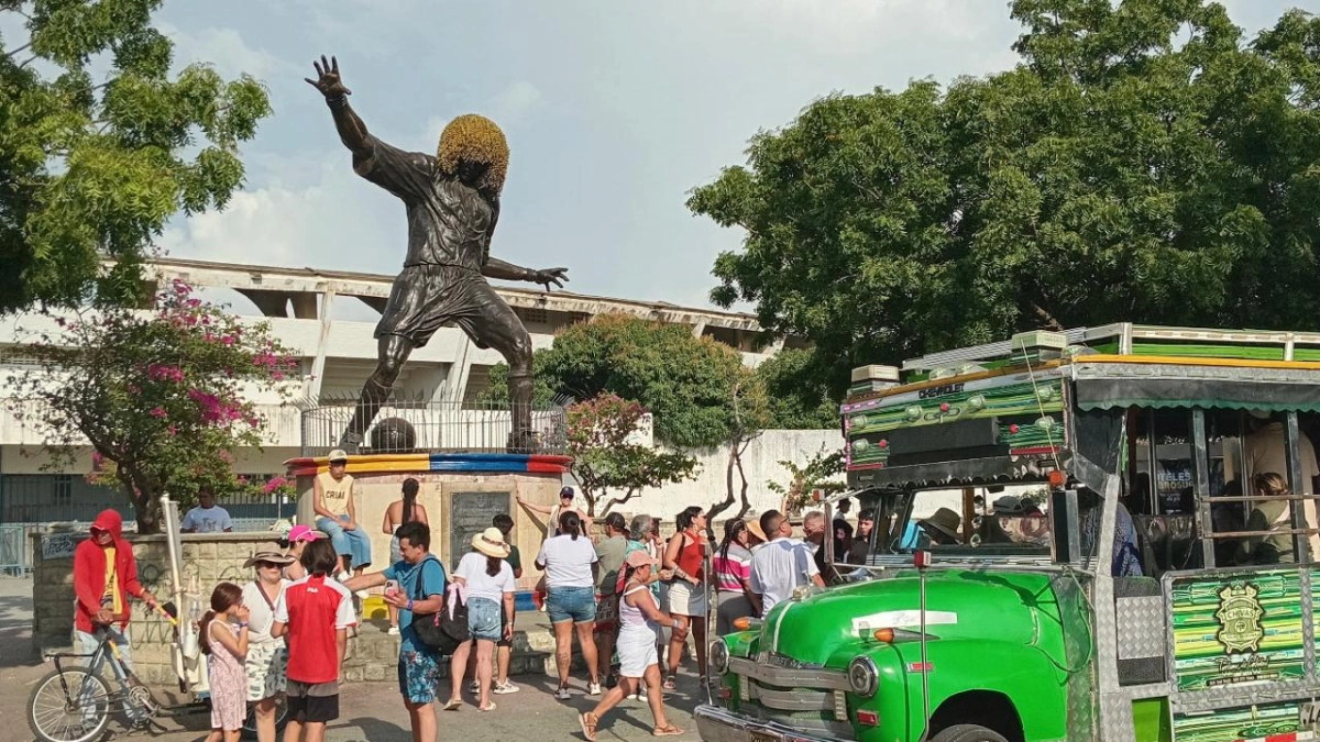 El Pibe Valderrama se está cayendo: guías turísticos alertan riesgo de colapso de uno de los monumentos más famosos de Santa Marta