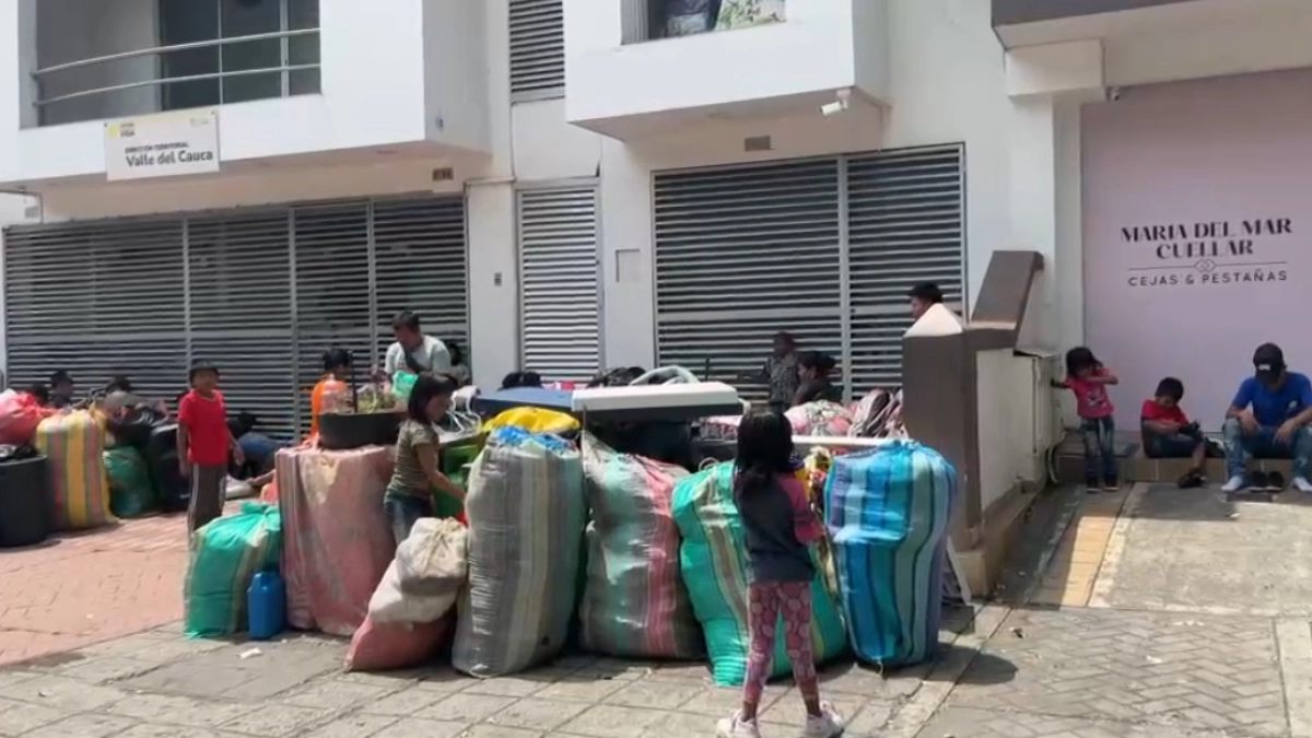 ¿Qué habría detrás de las amenazas a más de medio centenar de indígenas emberas, desplazándolos con colchonetas, ollas y camas a una calle de Cali?