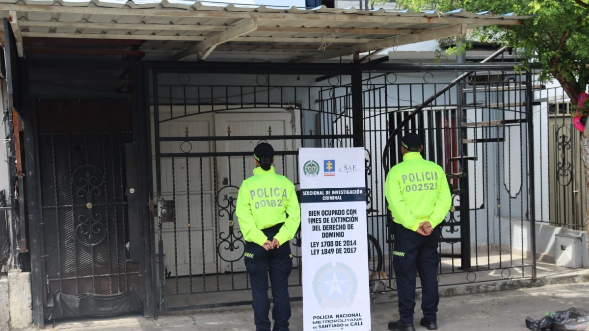 Las 6 viviendas de 1.553 millones de pesos en extinción de dominio donde se ocultaban drogas y armas en barrios humildes de Cali: detrás, 'Chachos'