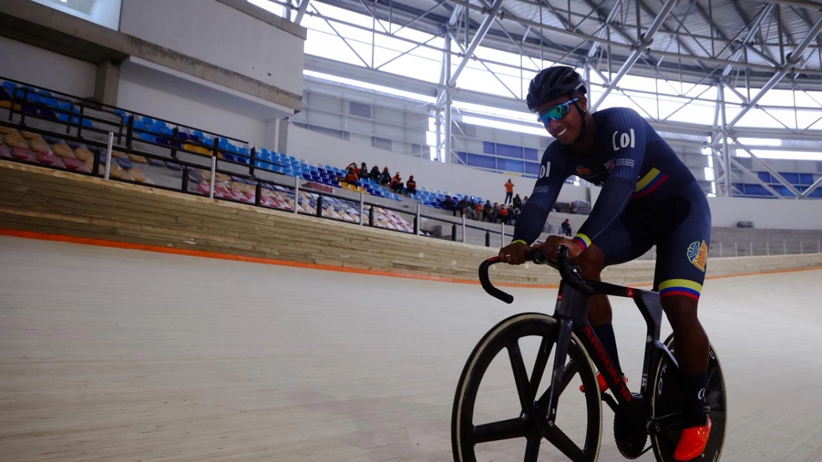 Stefany Cuadrado, Kevin Quintero y Edwin Matiz hicieron un reconocimiento al velódromo de Mosquera