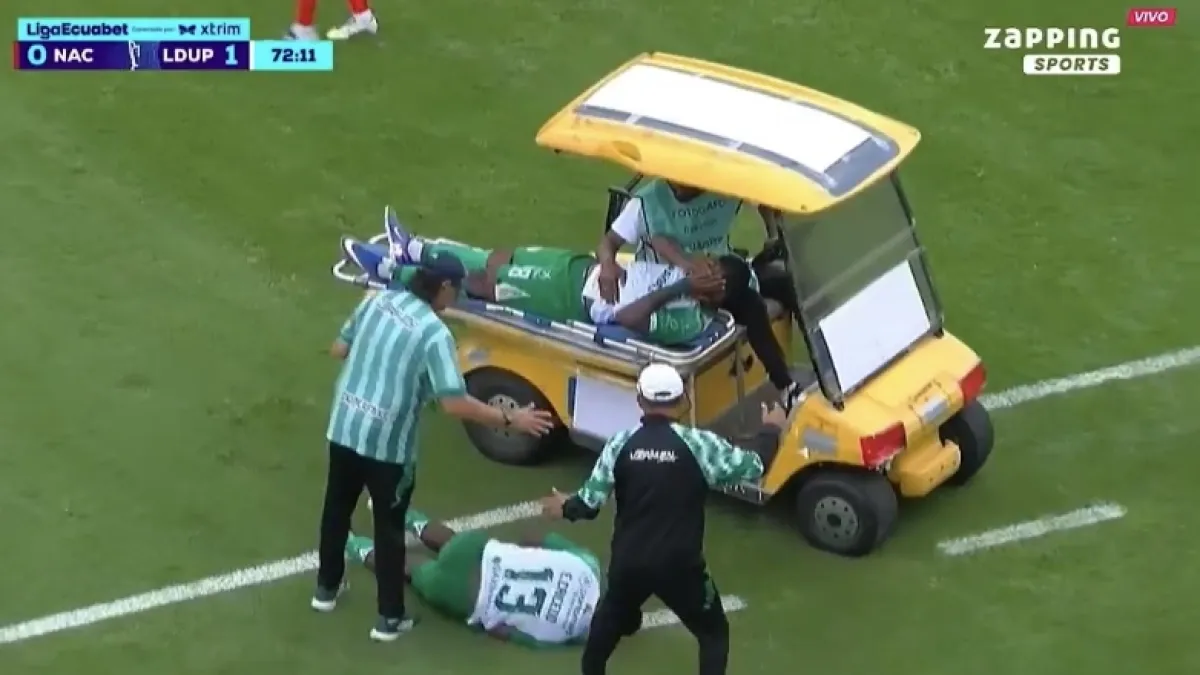 Video | Insólito: carrito de asistencia médica se llevó por delante a un futbolista distraído y la imagen le da la vuelta al mundo