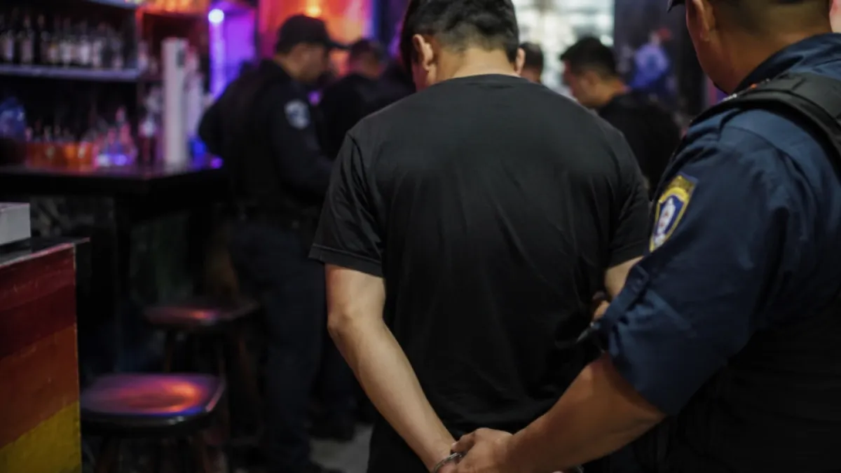  Venezuela investiga a cinco polic&iacute;as tras redada en local LGTBIQ+: v&iacute;ctimas dicen que fueron acusadas...