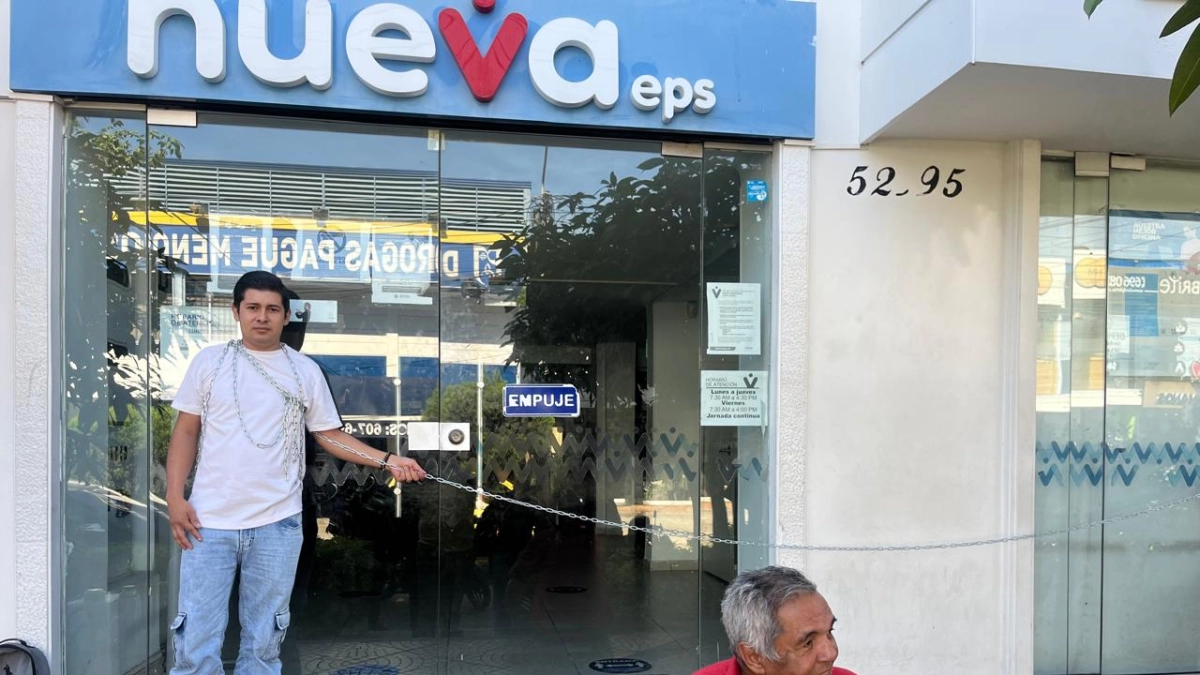 Protesta masiva de varios pacientes de la Nueva EPS en Bucaramanga, denuncian que no entregan medicamentos ni aprueban tratamientos: se encadenaron