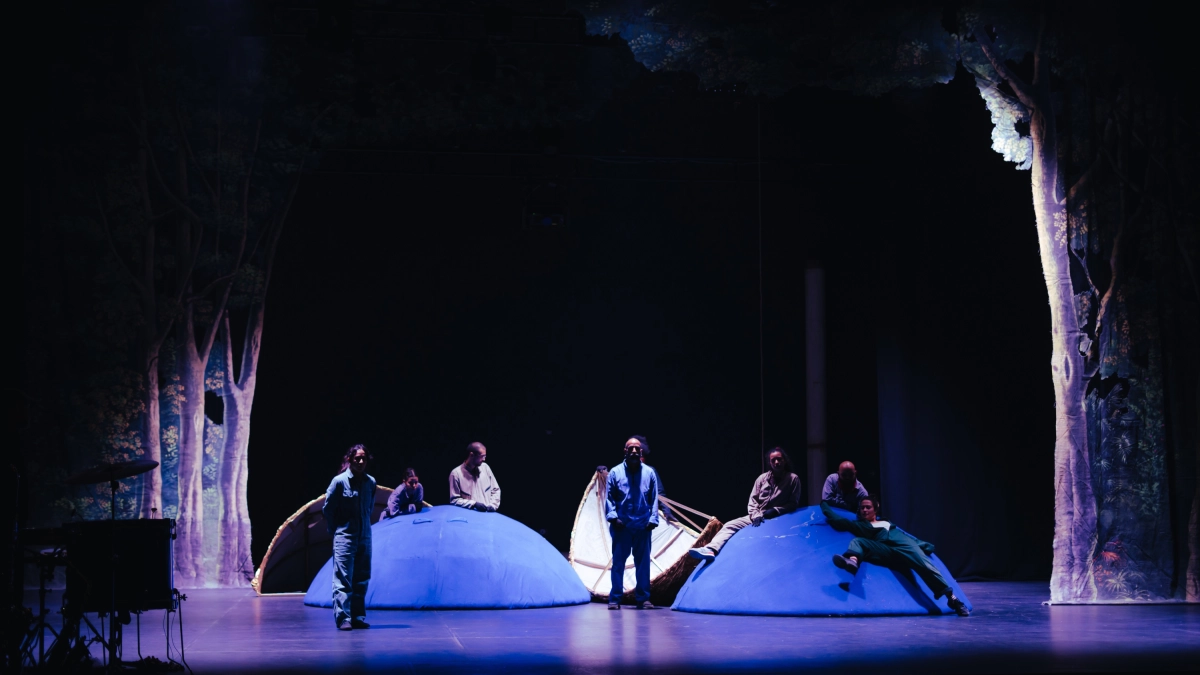 El artista alemán Heiner Goebbels resignifica la 'basura' escénica de antiguos montajes en su nueva obra en el Teatro Colón de Bogotá