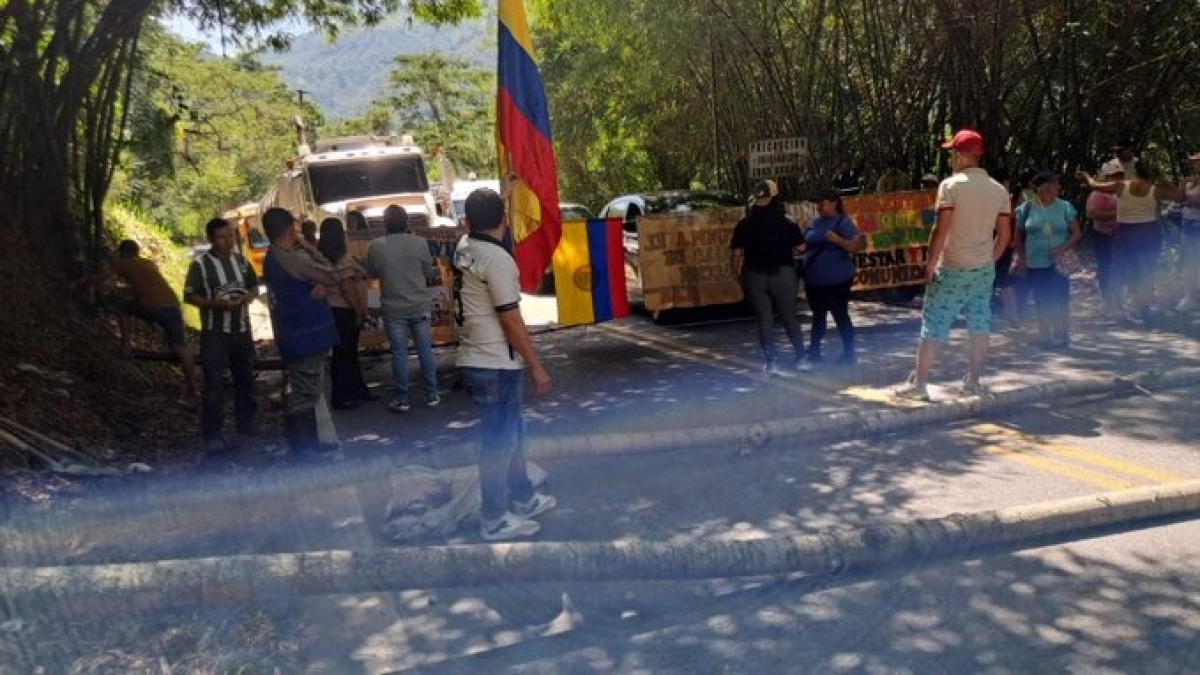 Cierre vial entre Bucaramanga y Rionegro por protestas de ha